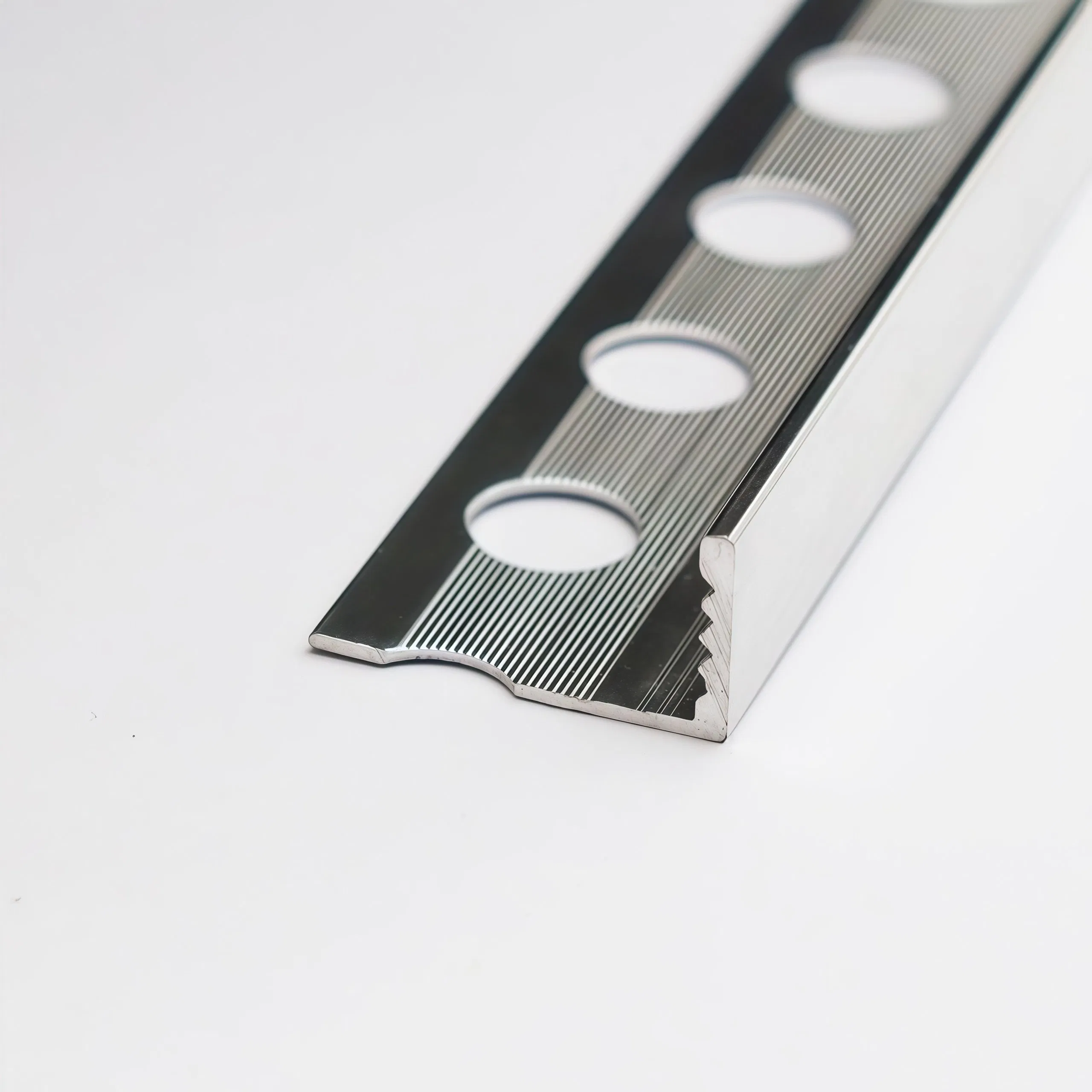 Aluminum Decorative Strips Are Used to Edge The Edges of The Tiles.