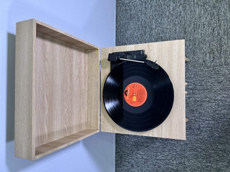 Напольный проигрыватель винила в стиле дерева