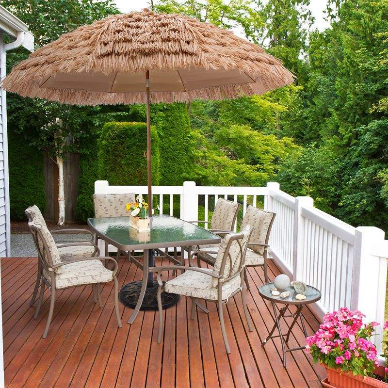 Пляжный зонт из соломы с соломенной крышей