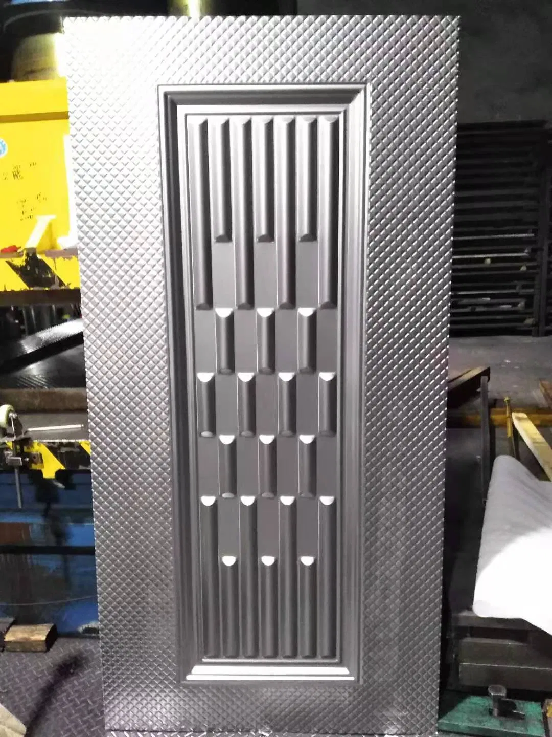 Наружная металлическая дверь с защитной панелью