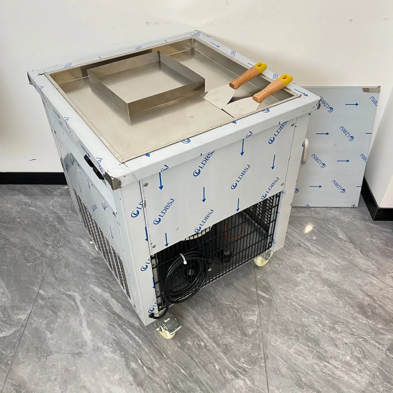 2000W High Performance Fried Ice Cream Machine Rolled Ice Machine (LJS2050AF-220V50Hz)