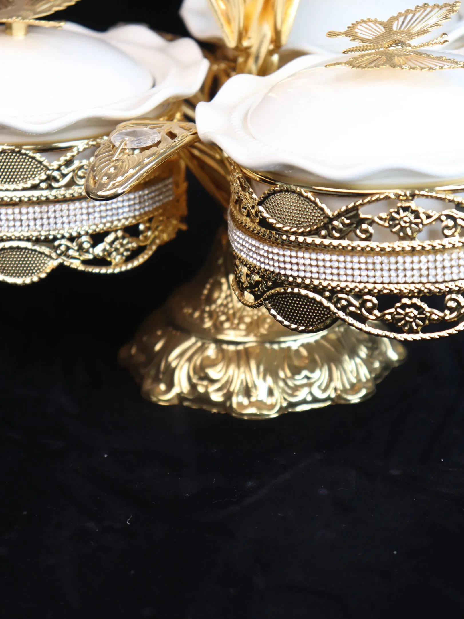 New High-End Gold-Plated Iron Strip with 3 Ceramic Bowls
