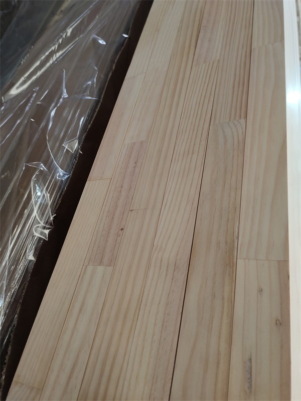 Solid Wood of High Quality Wholesale Radiation Pine Board Durable and Beautiful