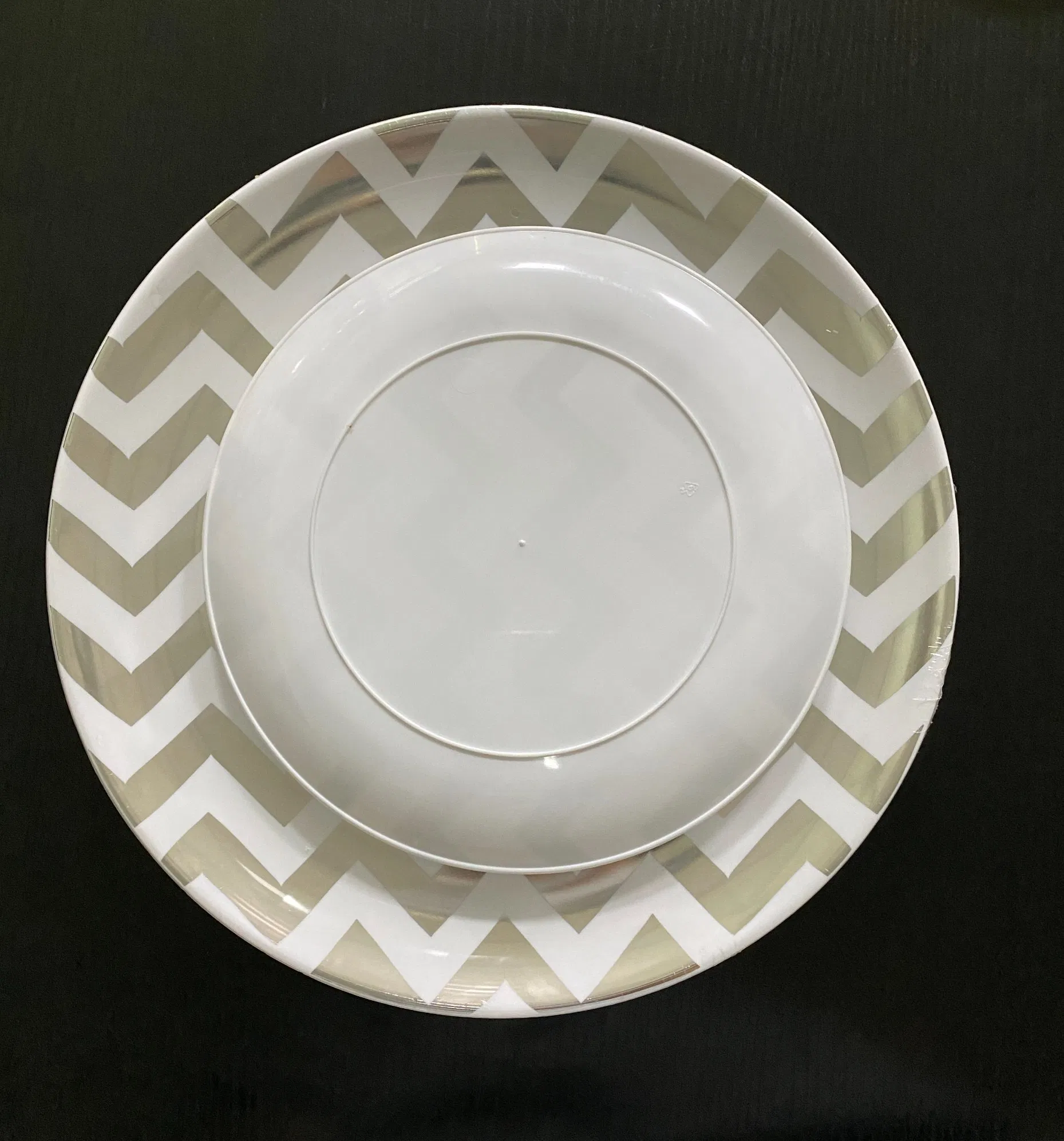 7.5 Inch Elegant Plastic Party Plates Heavy-Duty Gold Pattern Round Plates Wedding Dinner Plates