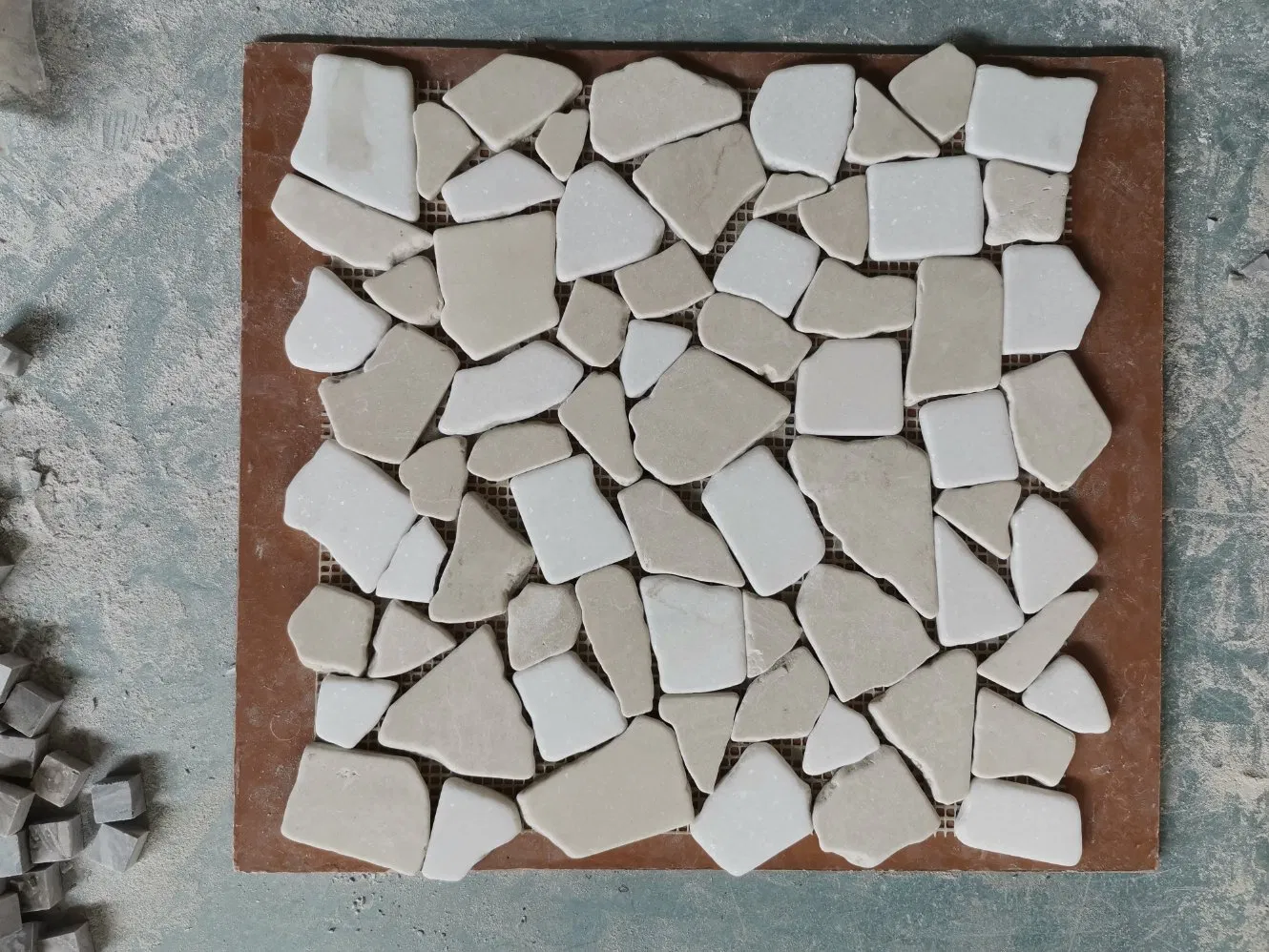 Мозаика из натурального камня неправильной формы