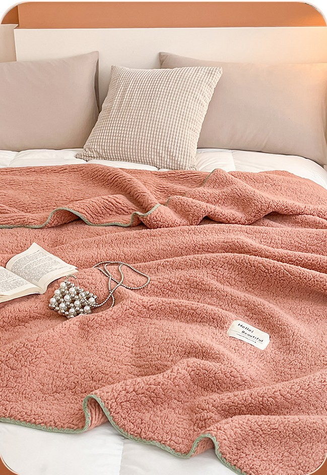 Плед из молочного вельвета и шерпы для максимального уюта