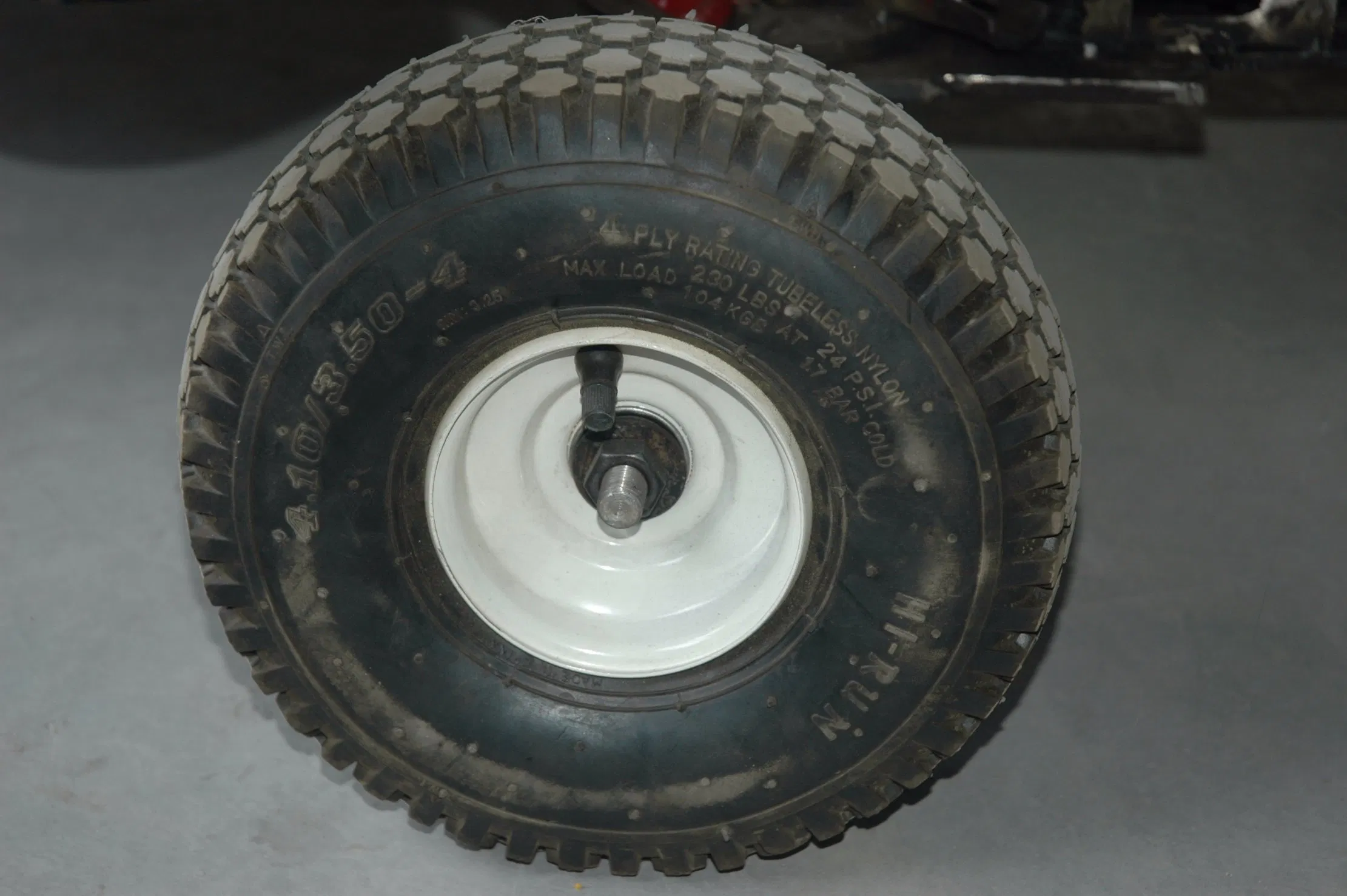 Factory Directly Supply Cropper Tyre Wheel 18X7.00-8