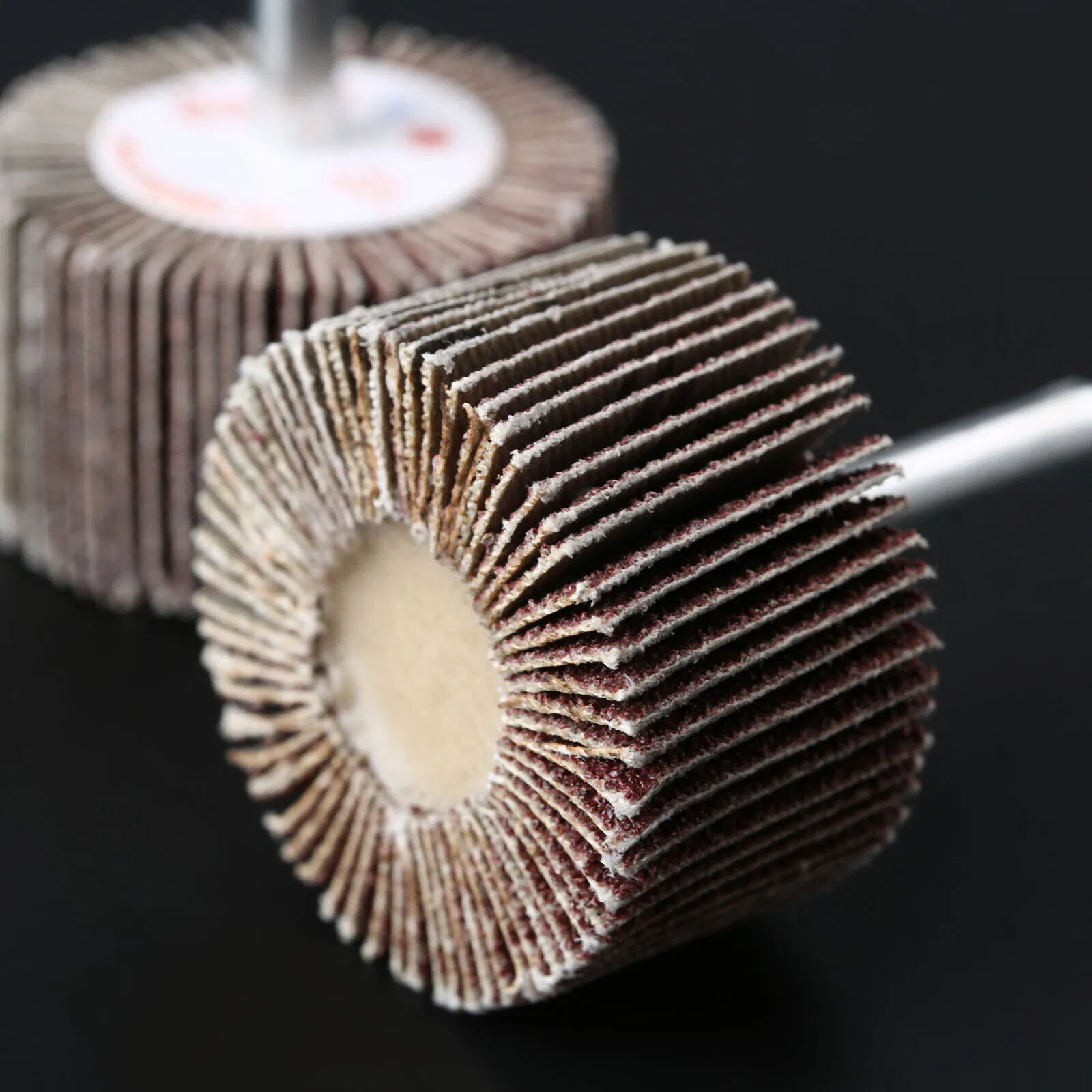 25X25X6 Aluminum Oxide Abrasive Cloth Flap Wheel with Shaft for Stainless Steel and Metal Grinding and Polishing