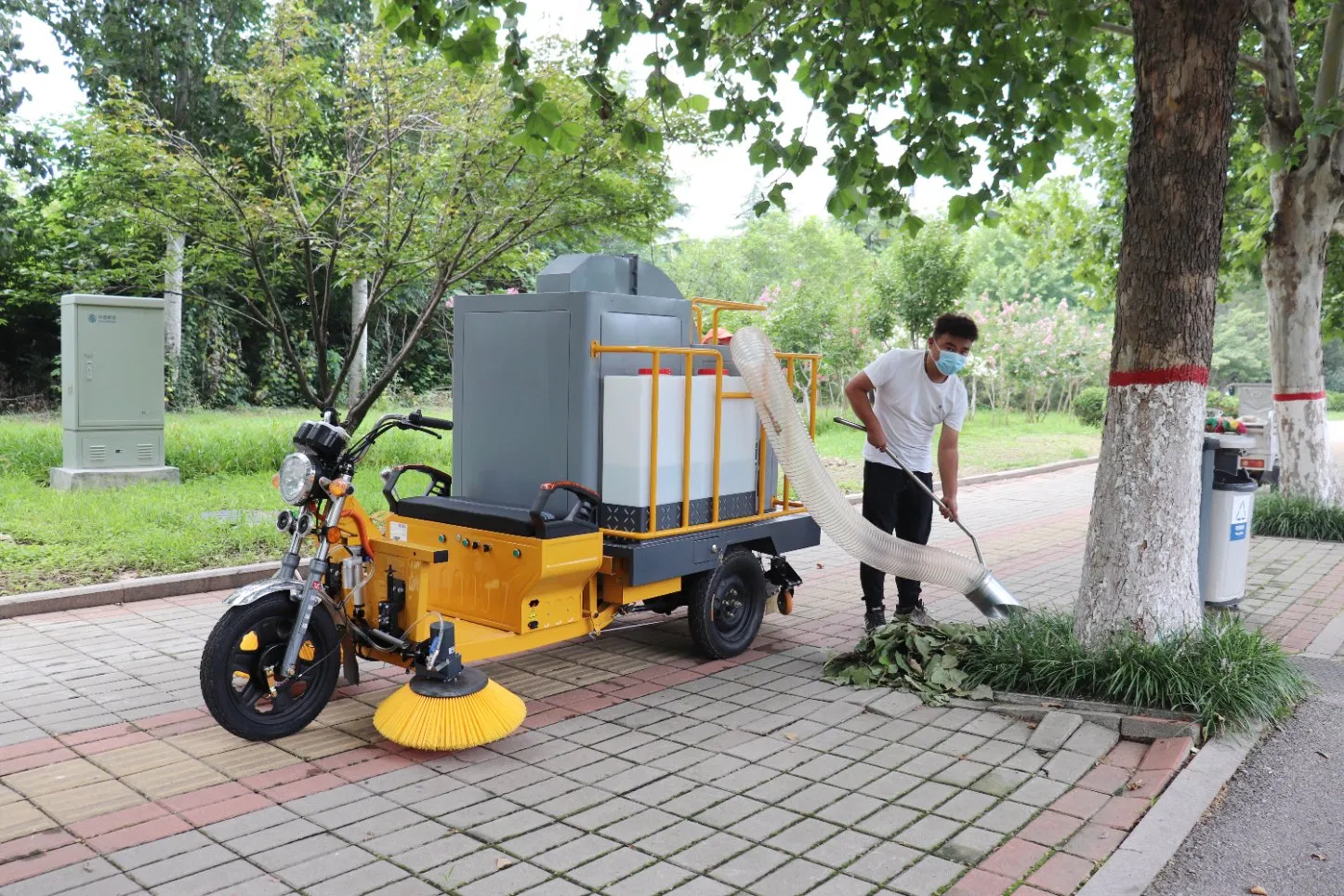 Small Tricycle Leaf Collector Oil-Electric Hybrid 500L Trash Capacity Leaf Suction Pick up Vehicle