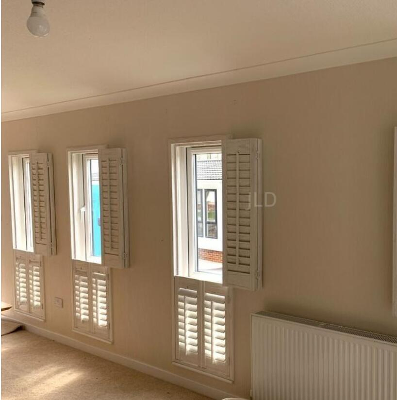 Traditional Style Home Window Wood Plantation Shutter Window Covering