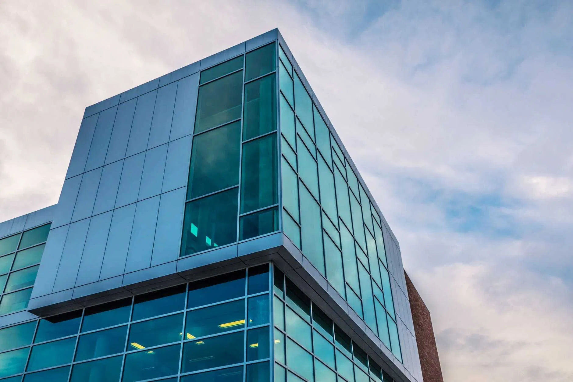 Transparent and Automerized Curtain Wall