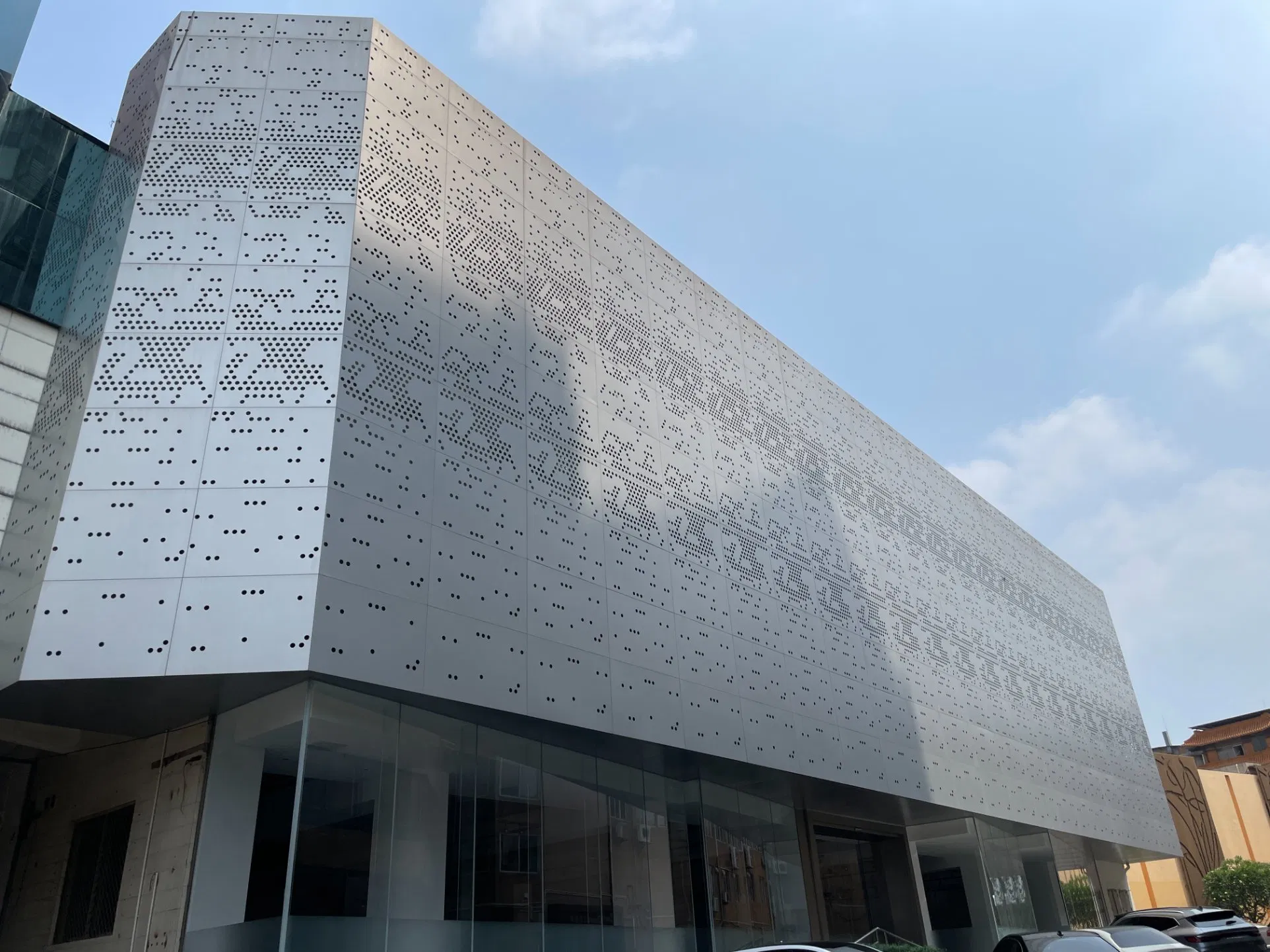 Lightweight and Aesthetically Pleasing Aluminum Curtain Walls Are Suitable for Outdoor Decoration.