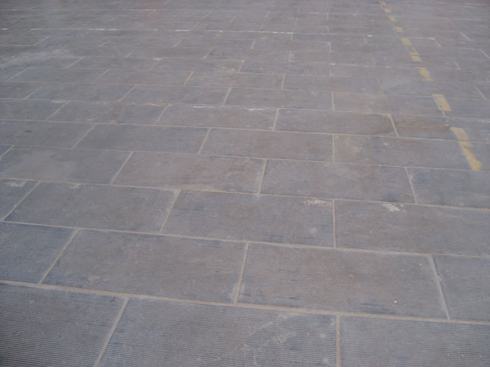 Lime Stone /Black Paving Stone