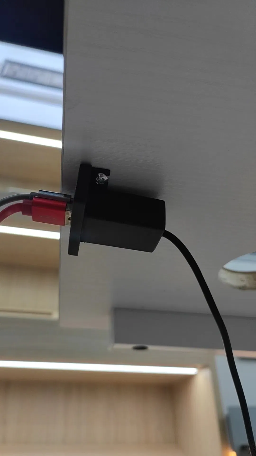 USB-зарядка под столом для телефона