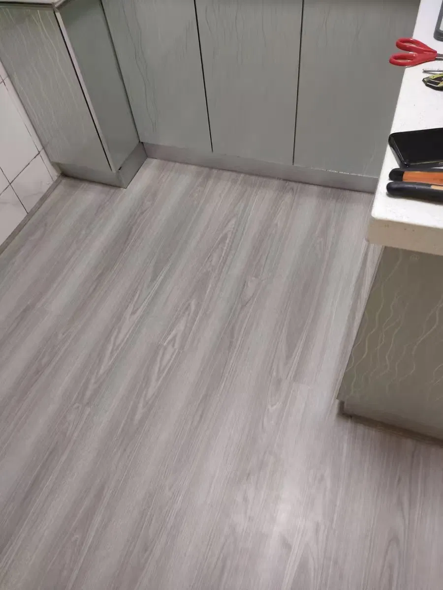 Waterproof Plastic Wood Floor Spc 7mm Thick for Home and Office