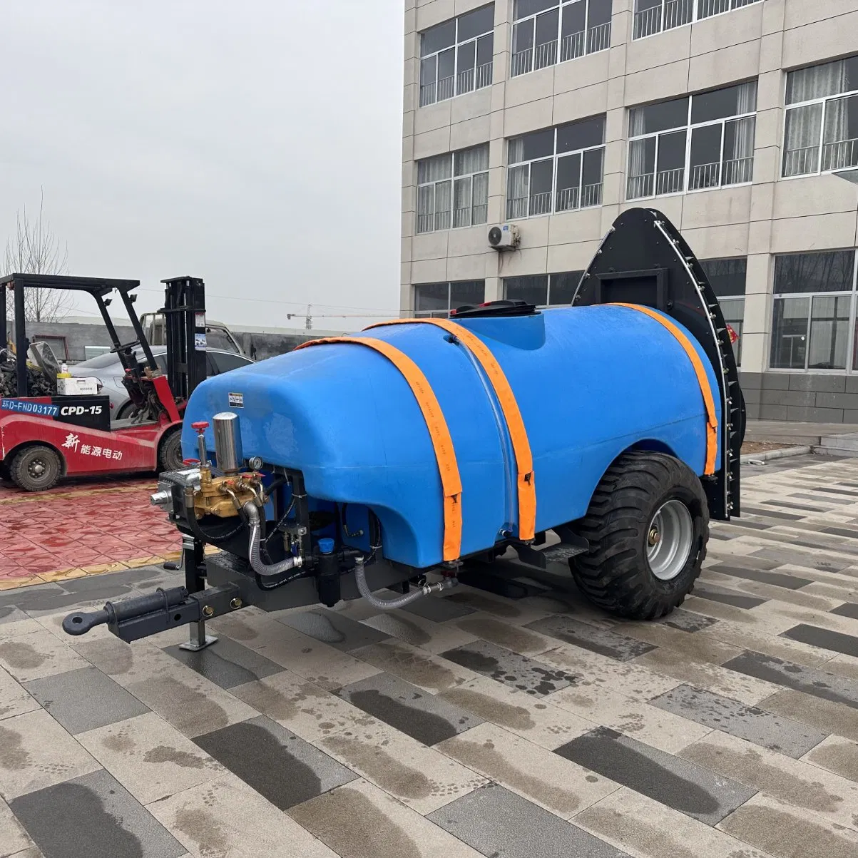 Тракторный опрыскиватель для сада с регулируемым распылением