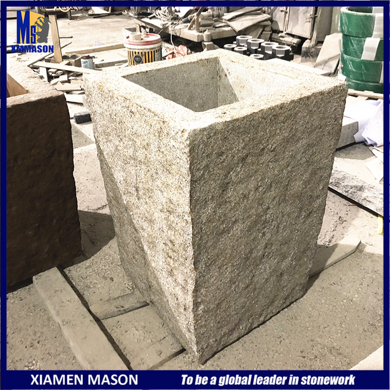 Кашпо из гранита в древнеримском стиле