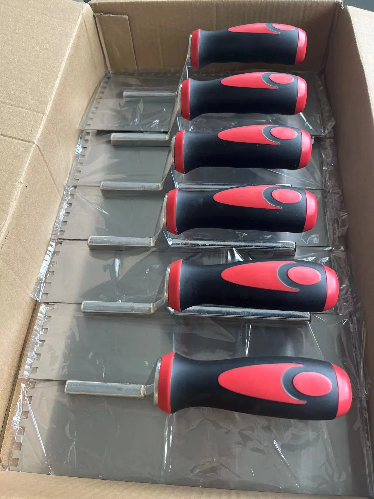 Стальной скребок для плитки и раствора