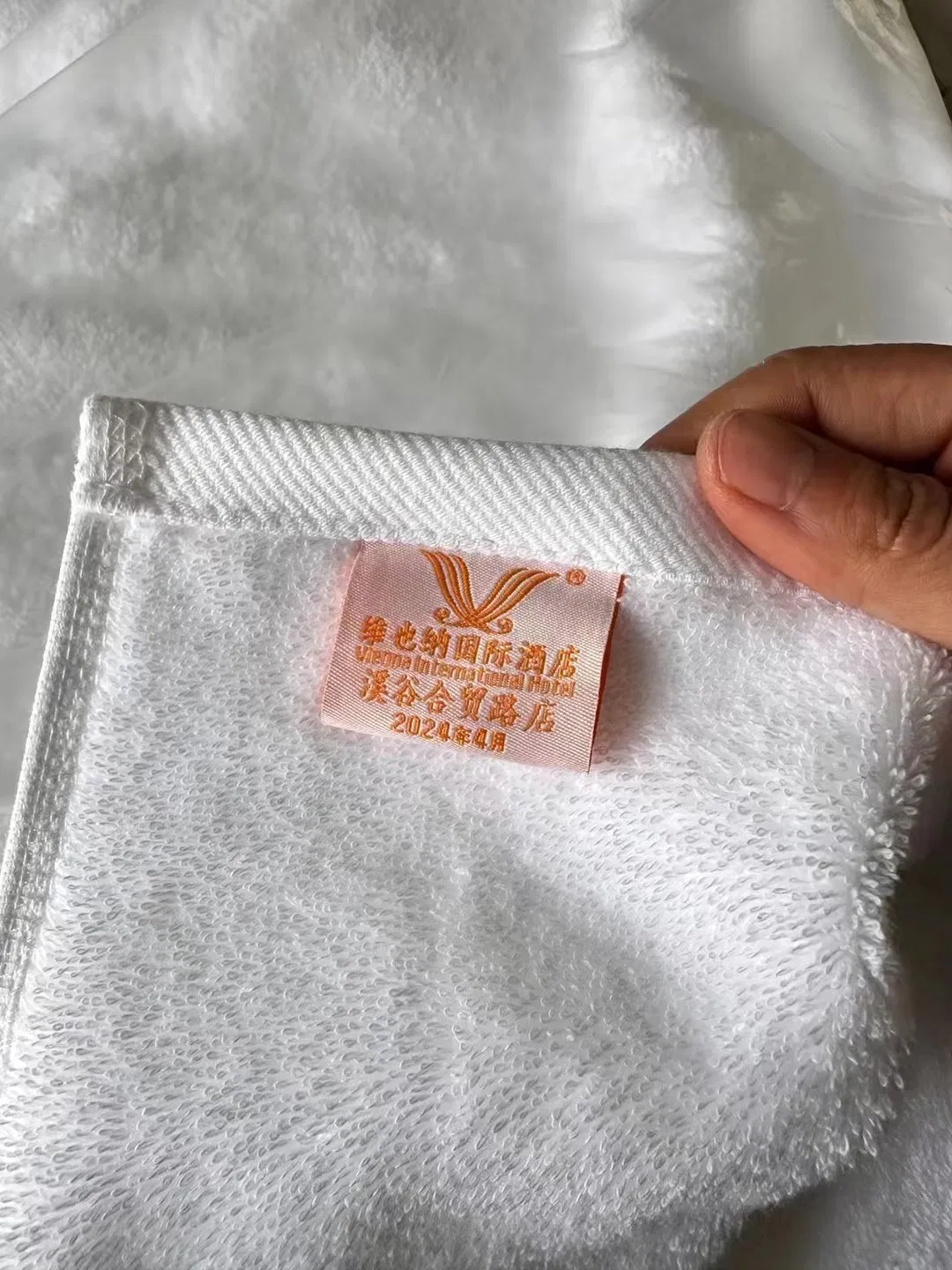 Wholesale 5-Star Hotel Bath Towel Set - 100% Cotton White Luxury for Hilton Hotel, OEM Custom Logo Service
