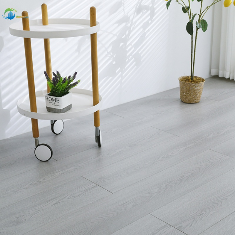Moisture-Proof E0 High-Quality Durable Oak 3-Layer Solid Core Commercial Wood Engineered Flooring