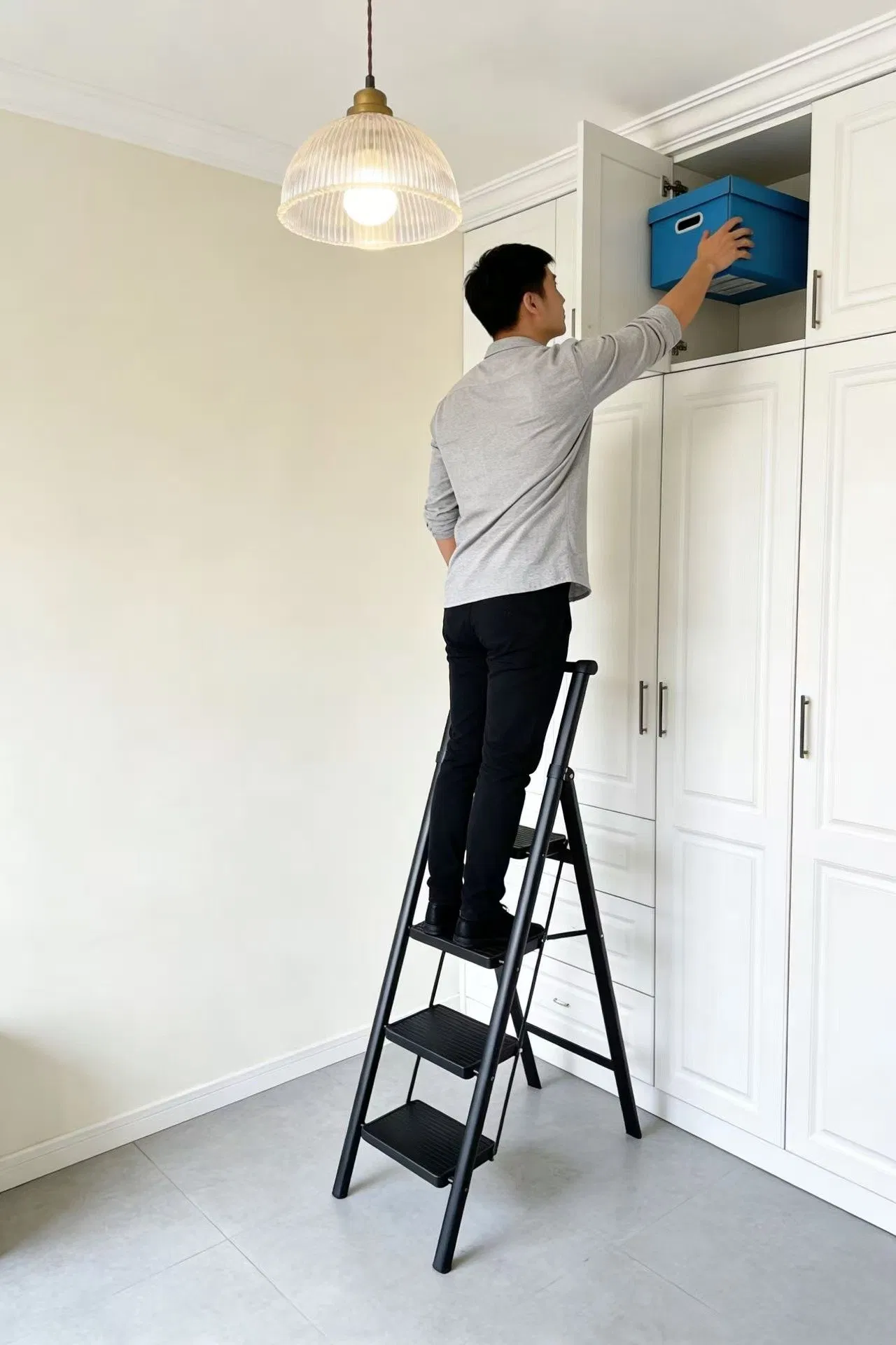 Household Iron Blackened Ladder Folding Ladder Flower Stand Ladder (with anti-slip foot pads, pedals)