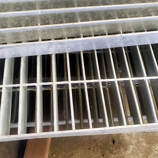 Galvanized Serrated Steel Grating- Platform/Hot DIP Galvanized Steel Grating for Floor and Trench/Steel Floor Grating with Checkered Plate