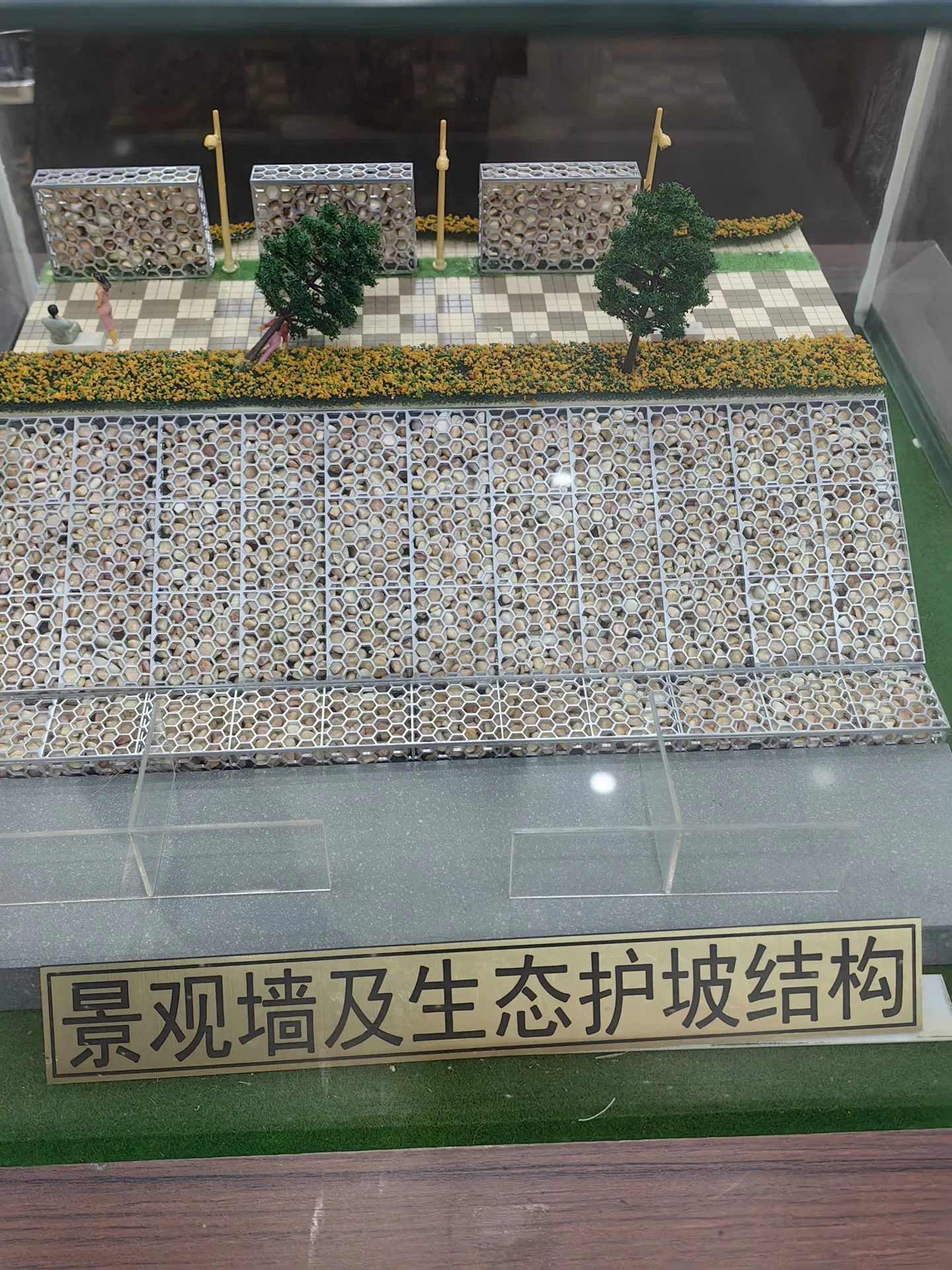 Hand-Made Corporate Showcase Sculpture, Customize for Office Display Needs