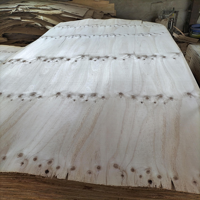 China Natural Wood Rotary Cutting 2520mm * 1270mm * 2.2mm Grade AA Pine Veneer for Plywood