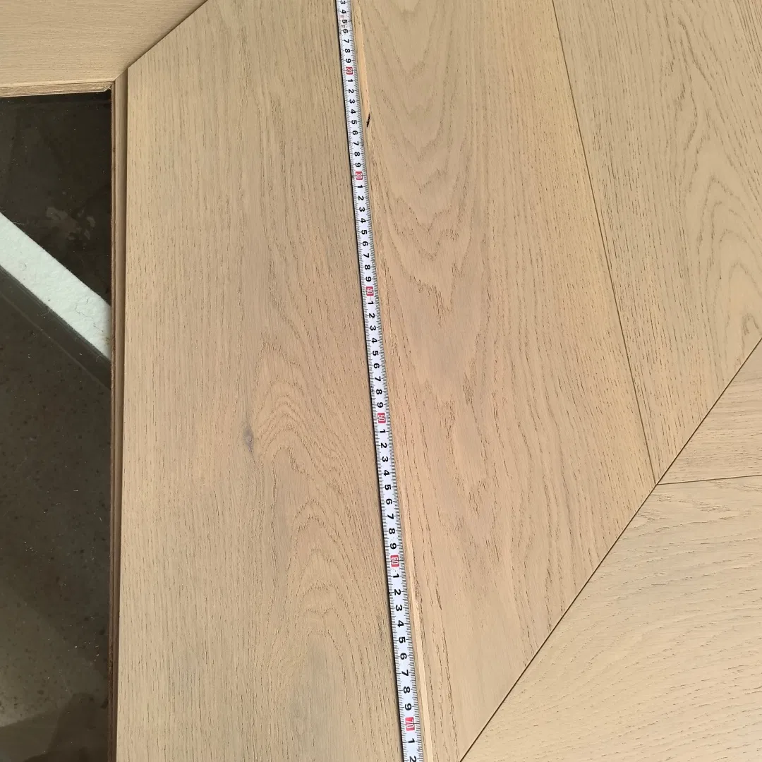Eco-Friendly Engineered Flooring Wire Brushed UV Lacquered Coating European Oak Wood Flooring Chevron