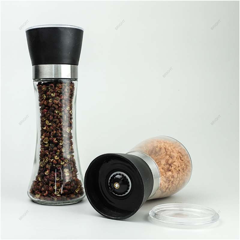 Ручная мельница для специй и соли в стеклянной бутылке