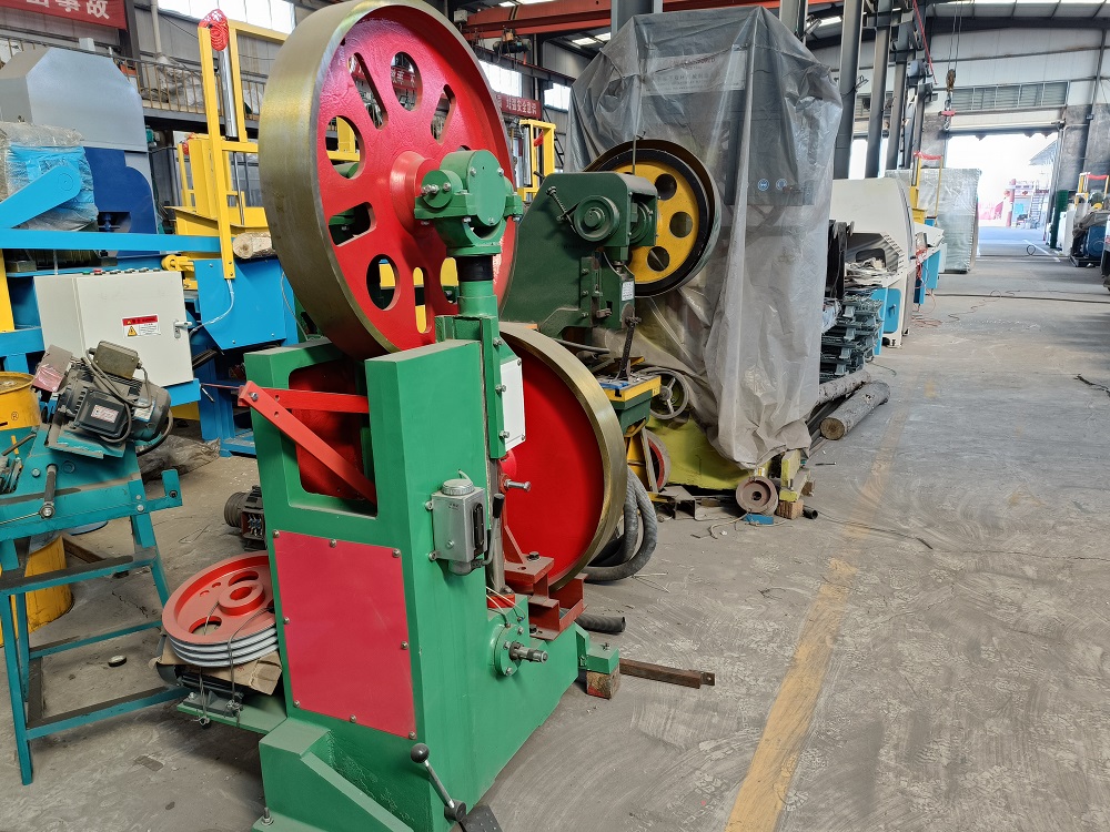 Станок ленточнопильный вертикальный по дереву со столом