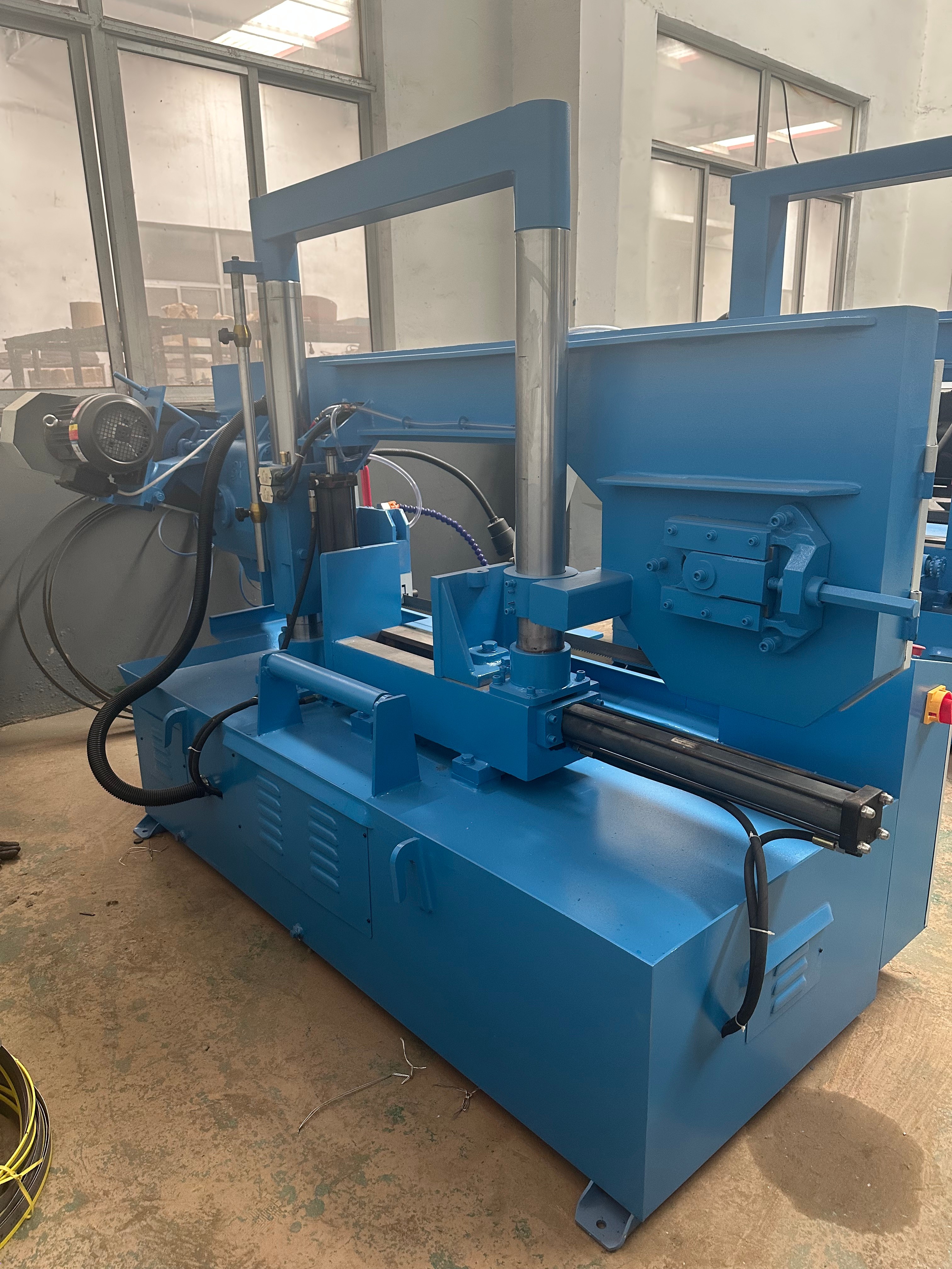 Ленточная пила по металлу ручная с редуктором