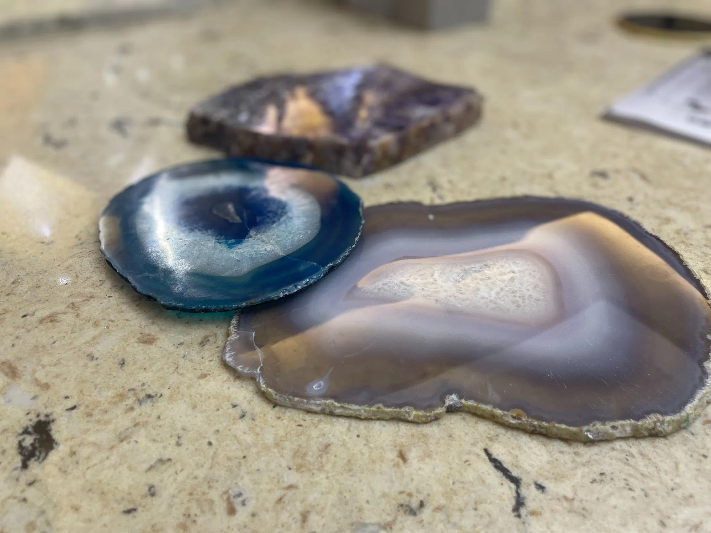 China Manufacturer Agate/Gemstone/Semi-Precious Stone White Crystal with Gold Foil Customized for Floor or Background Wall