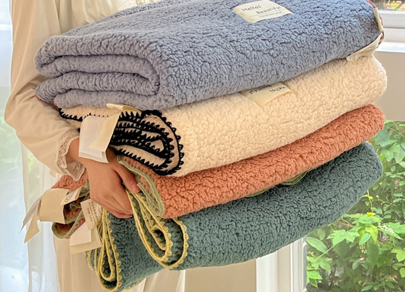 Плед из молочного вельвета и шерпы для максимального уюта