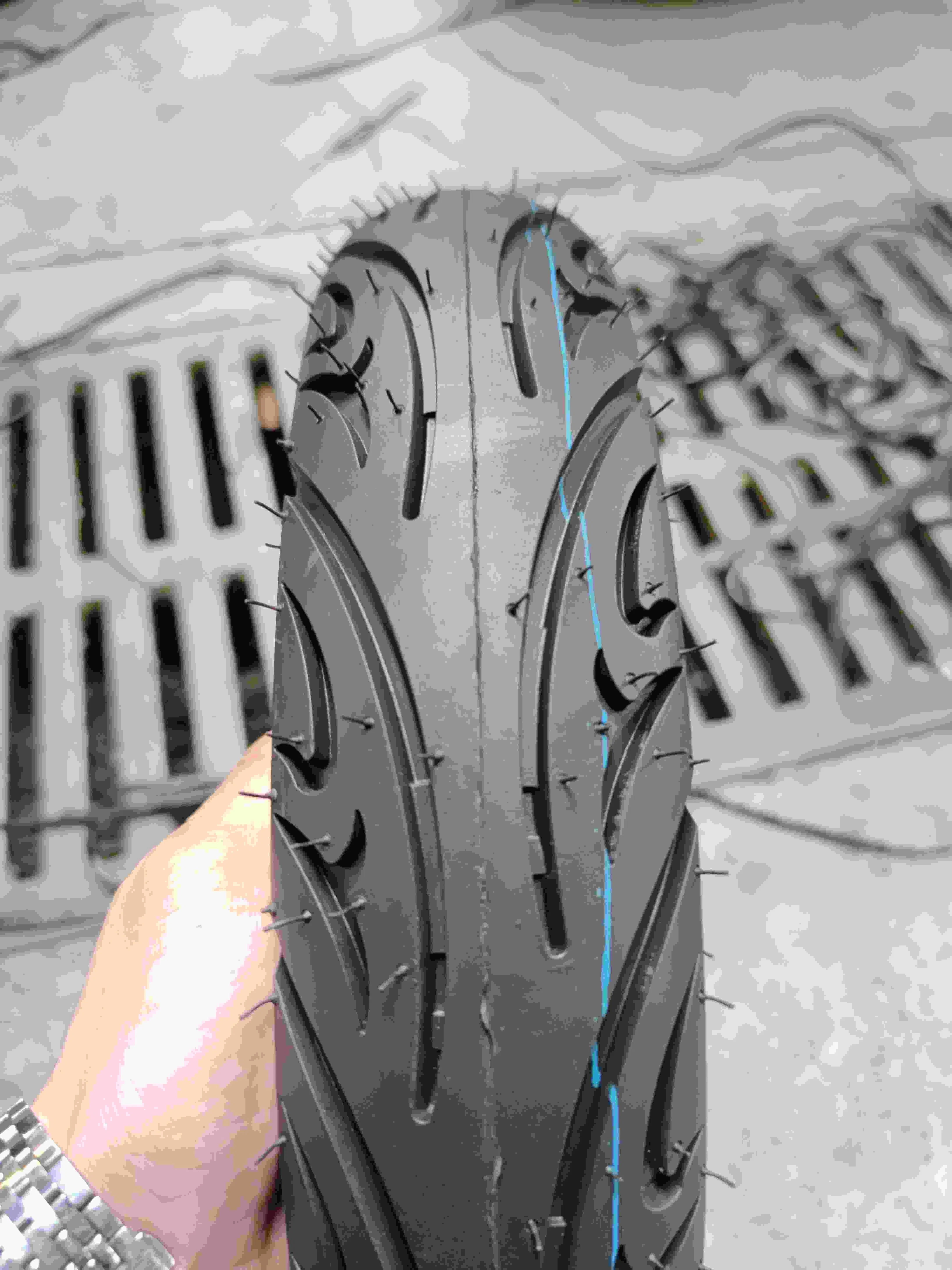 Шина для скутера и малокубатурного мотоцикла