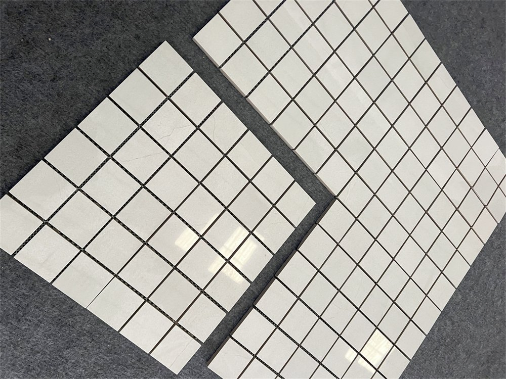 Стильная серая мозаика из фарфора для интерьера