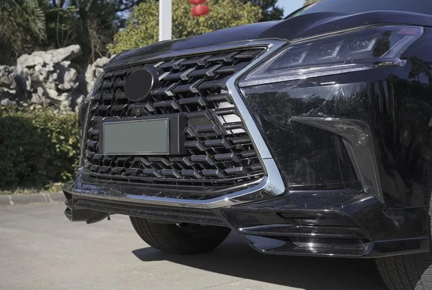 Комплект обвесов Lexus 570 2021: решетка радиатора и накладки на бампера