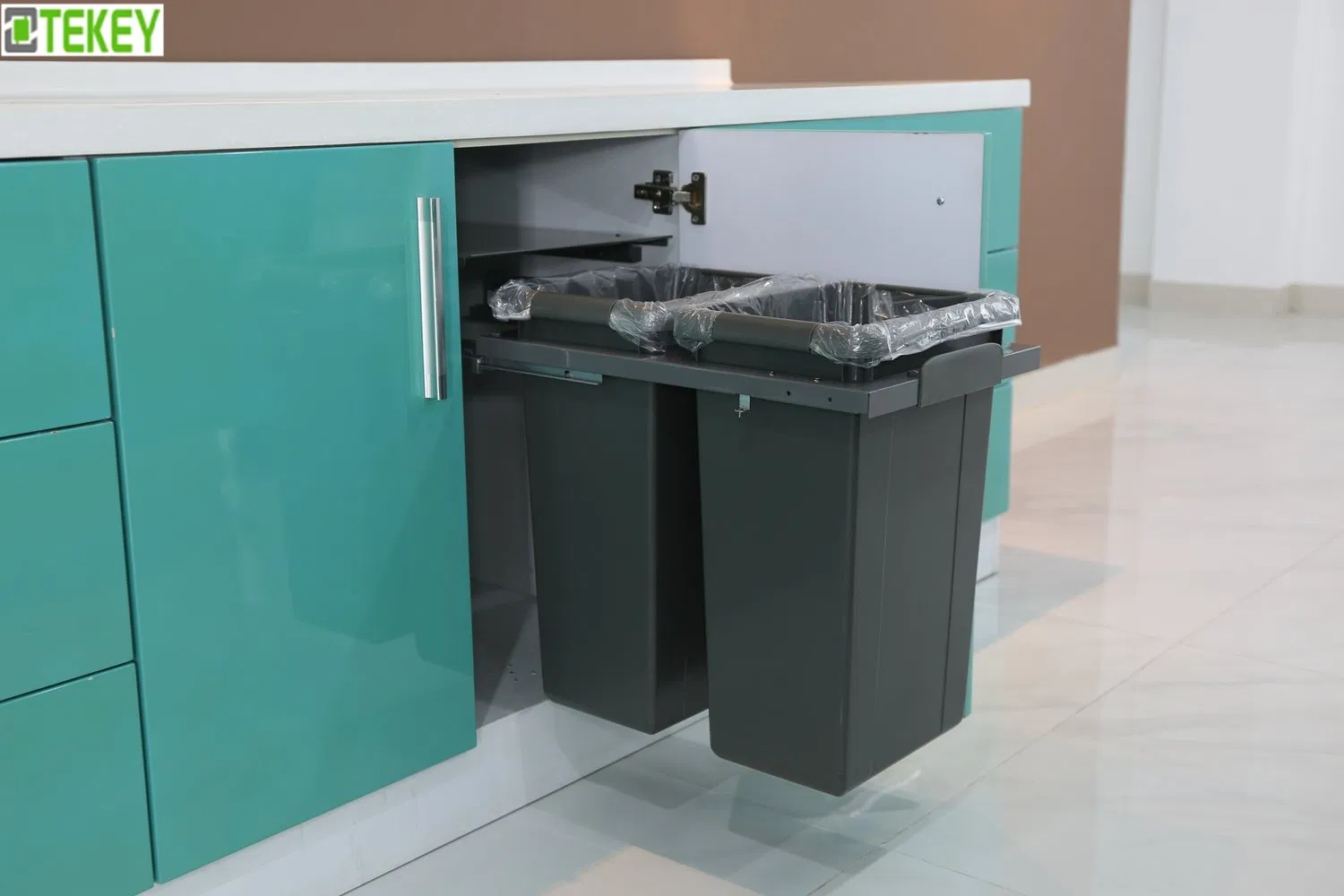 Встроенная выдвижная урна для кухни Tekey