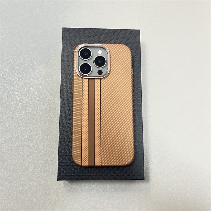 Чехол с карбоновой текстурой и MagSafe для iPhone 12-17 Pro Max