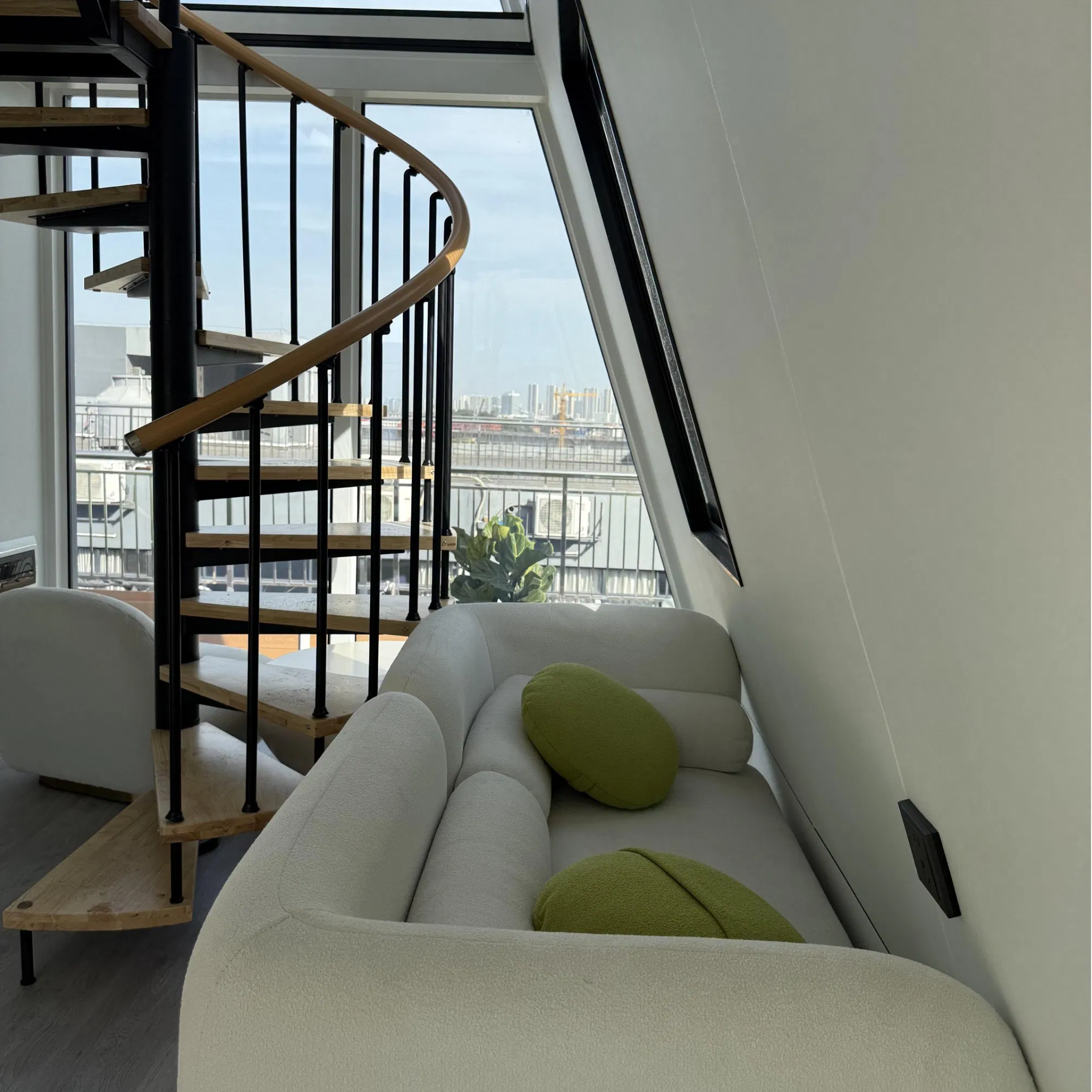 High - Performance - Oriented Mobile Space Capsule Unit