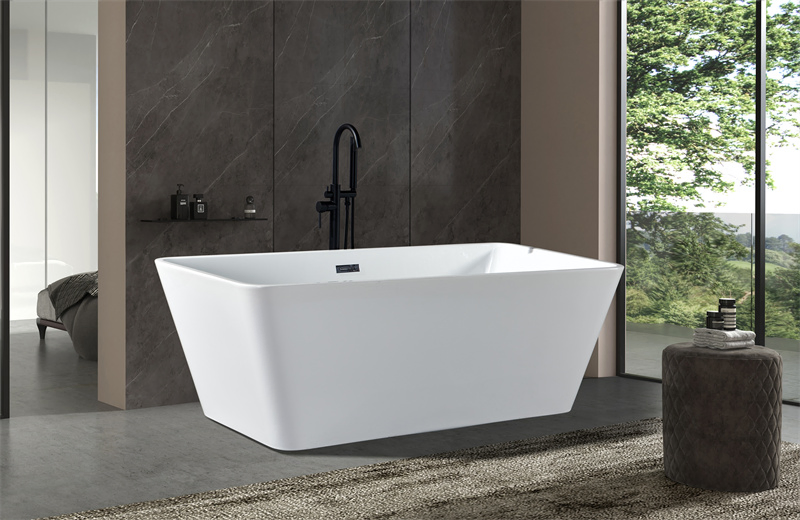 Стильная отдельностоящая акриловая ванна с широким бортом