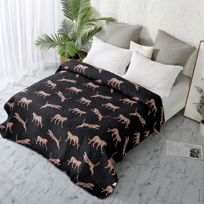 New Design Customized Size 100% Polyester Hotel Pure Color Home Goods Bedspread Bed Cover