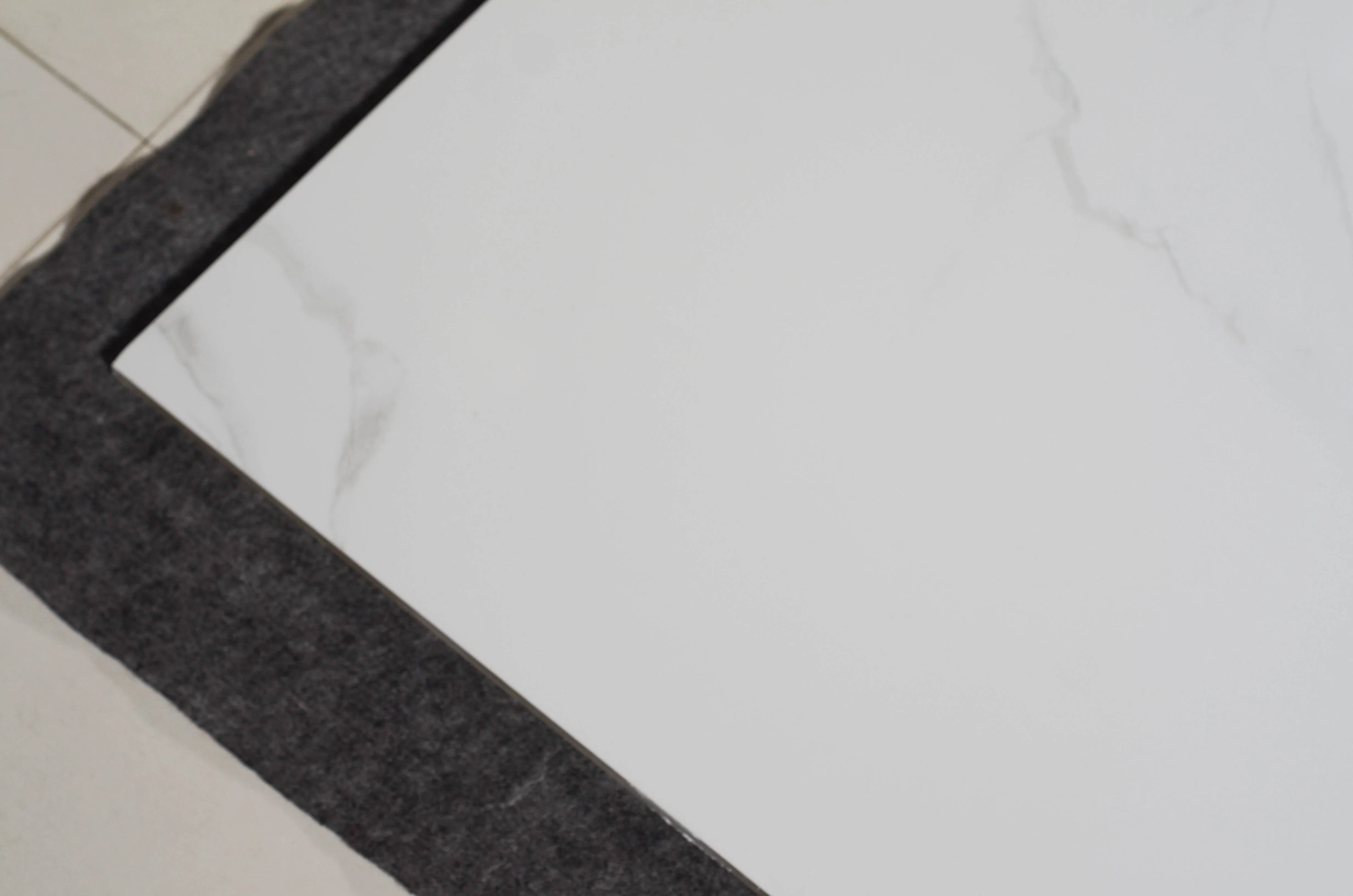 Белая глянцевая ректифицированная плитка под мрамор