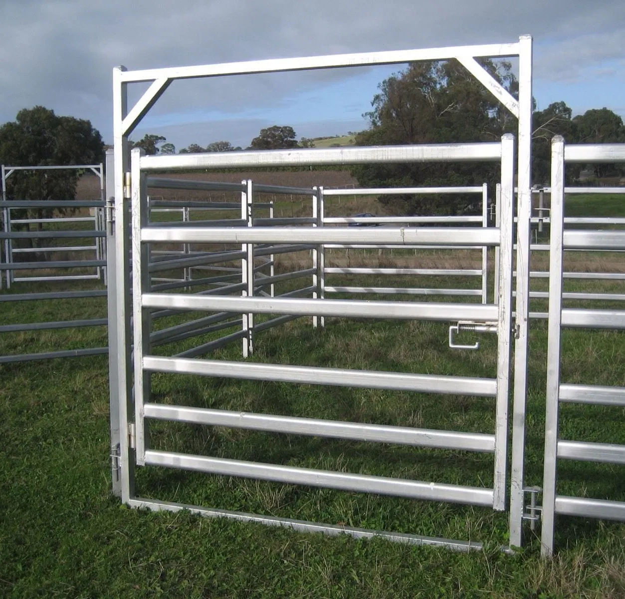 Galvanized Iron Door Lock Hardware Durable Eco-Friendly Cattle Crush Gate Spring Slam Catch Latch for Outdoor Farm Fence