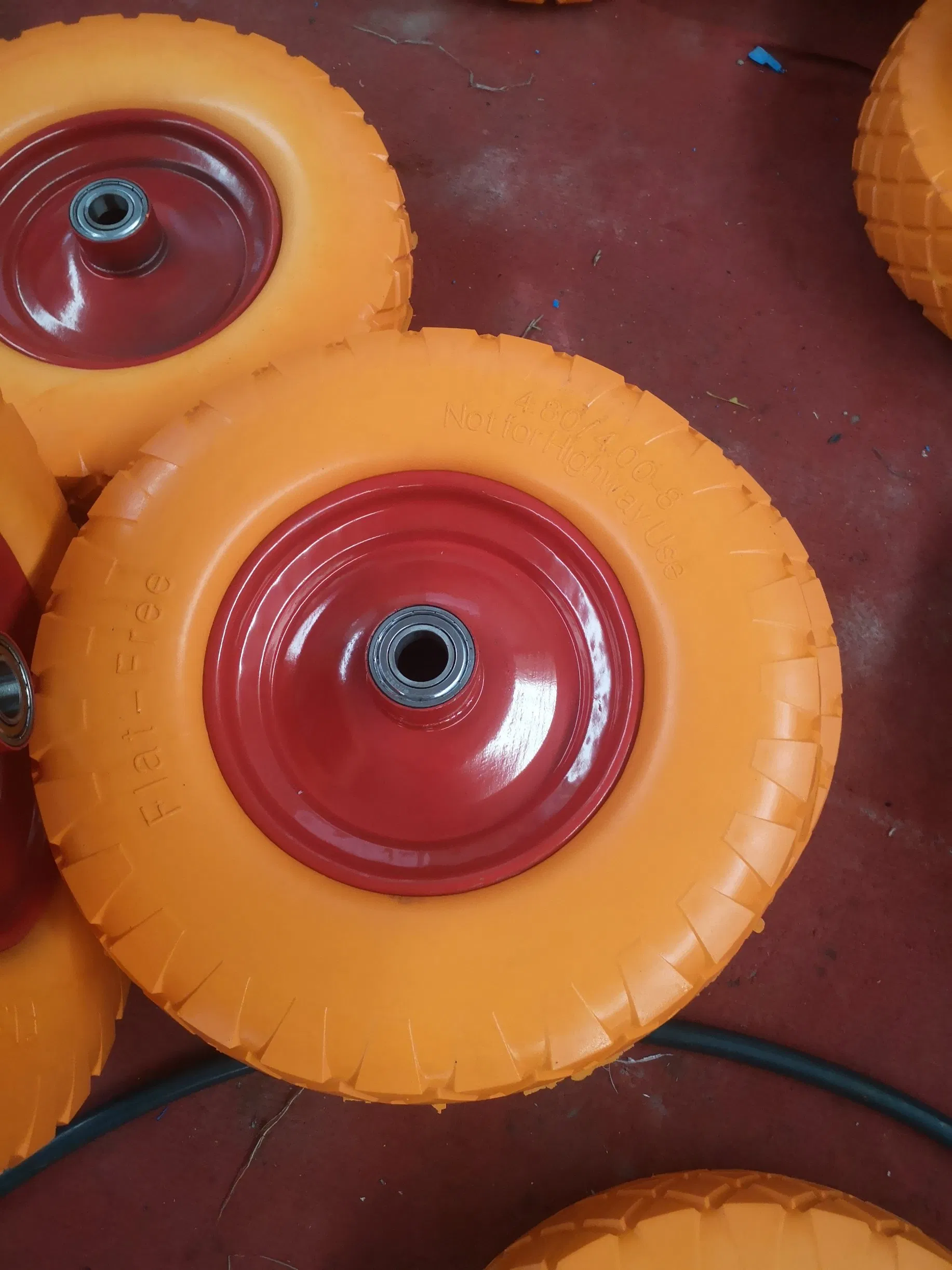 Прочное колесо 4.00-8 с литой ПУ шиной для тачки и садовой тележки