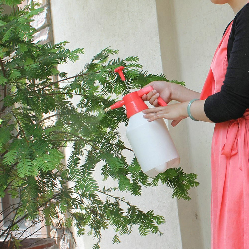 Wholesale 2L Handheld Garden Pressure Sprayer with Adjustable Nozzle Manual Pump Spray Bottle