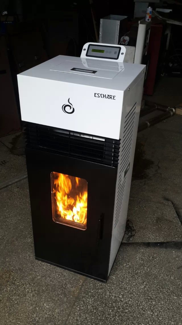 Пеллетная печь с обдувом горячим воздухом и нагревом воды