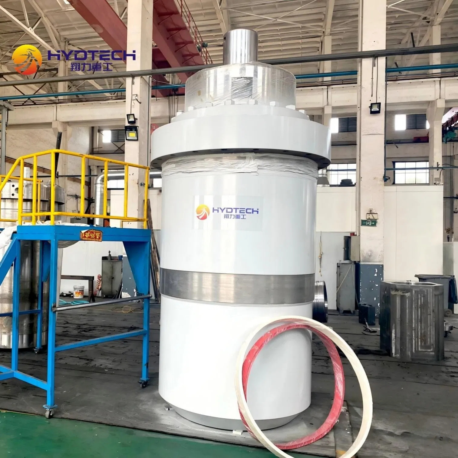 Гидравлический цилиндр для пресса 4000т и экскаваторов