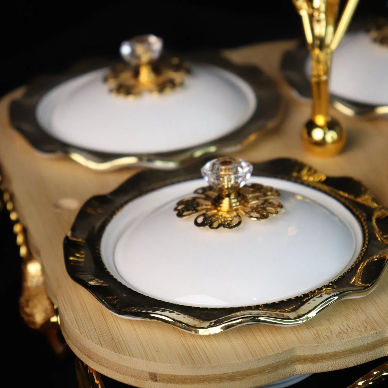 Home Ornament Gold-Plated Iron Frame with Large Size Four-Panel Gold Ceramic Bowl