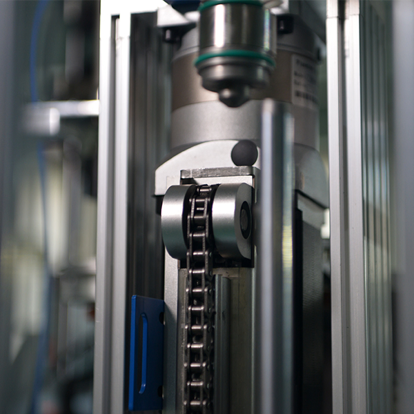 Автоматическая машина для нанесения абразивного клея на лепестковые диски